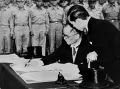 Сигэмицу Мамору подписывает акт о капитуляции Японии на борту линкора «Миссури». 2 сентября 1945