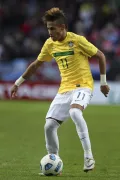 Неймар в составе сборной Бразилии играет со сборной Парагвая на Кубке Америки. Стадион «Сьюдад де Ла-Плата», Ла-Плата (Аргентина). 2011 