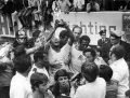 Пеле поднимает Кубок Жюля Риме во время празднования победы сборной Бразилии на чемпионате мира по футболу. Мехико. 1970