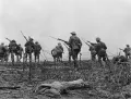Британская пехота в атаке в ходе сражения на Сомме. 1916