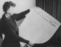 Элеонора Рузвельт держит Всеобщую декларацию прав человека. США. 1948