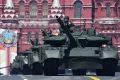Танки Т-80БВМ во время военного парада на Красной площади в честь 75-летия Победы в Великой Отечественной войне. 24 июня 2020.