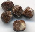 Коричневые псевдооктаэдрические кристаллы циркона. Размер 5–7 мм