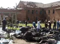 Тела погибших заложников рядом с разрушенным зданием школы. Беслан. 4 сентября 2004