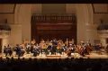 Английский камерный оркестр выступает под управлением Бенджамина Уоллфиша
