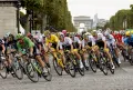 Финиш велогонки «Тур де Франс». В жёлтой футболке – Герайнт Томас. Елисейские поля, Париж. 2018