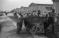 Узники Дахау на принудительных работах. 1938