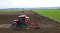 Процесс поверхностной обработки почвы