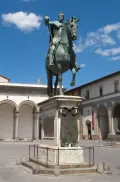 Памятник великому герцогу Тосканскому Фернандо I (Фердинанду I) Медичи на площади Сантиссима-Аннунциата во Флоренции. 1601–1608. Скульпторы Джамболонья, Пьетро Такка