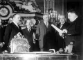 Полпред СССР во Франции Валериан Довгалевский зачитывает советско-французский пакт о ненападении перед премьер-министром Франции Эдуаром Эррио