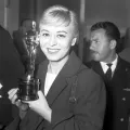Джульетта Мазина с премией «Оскар». 1957