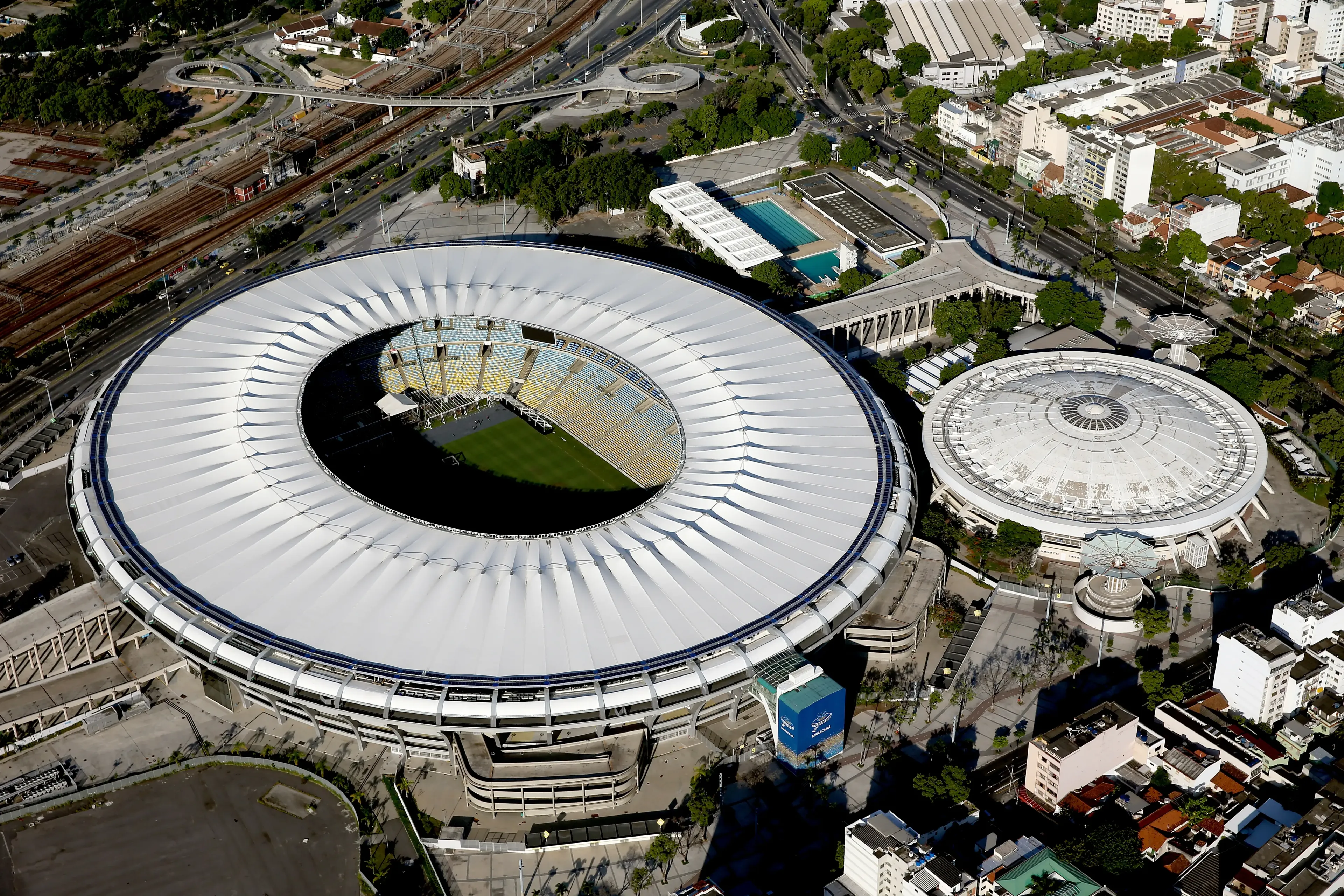 Знаменитый стадион в рио. Стадион Маракана в Рио-де-Жанейро. Стадион Маракана в Бразилии. Олимпийский стадион «Маракана». Футбольный стадион Маракана в Рио де.