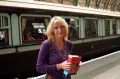 Джоан Роулинг с книгой «Гарри Поттер и Кубок огня» на вокзале Кингс-Кросс, Лондон. 2000