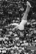 Чемпионка Игр XX Олимпиады по спортивной гимнастике Людмила Турищева во время выполнения упражнений на бревне. 1972