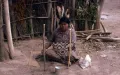 Матако. Женщина плетёт из волокон карагуаты