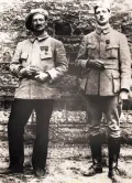 Шарль де Голль (справа) в немецком плену. Польша. 1916