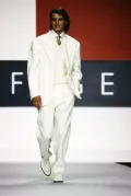 Модель мужской одежды. Дизайнер Томми Хилфигер. Коллекция весна/лето 1996