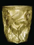 Золотой кубок с изображением крылатых быков у «древа жизни». Марлик