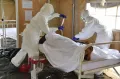 Врачи оказывают помощь пациенту с лихорадкой Эбола в районной больнице Бьянкумы (Кот-д’Ивуар). 2014