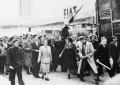 Протестующие рабочие разворачивают польский флаг. Познань. 29 июня 1956