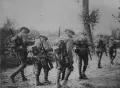 Британские солдаты во время наступления у города Аррас (Франция). 1917