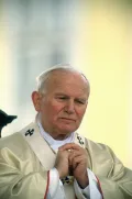 Папа Иоанн Павел II во время службы под открытым небом для жителей Велеграда (Чехословакия). 1990