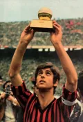 Джованни Ривера с призом «Золотой мяч» на стадионе «Сан-Сиро» в Милане. 1970