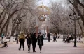 Казахстан. Жители города Байконур гуляют по пешеходному проспекту Королёва. Праздник 60-летия пуска первого в мире космического пилотируемого корабля. 2021