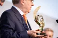 Президент МОК Томас Бах с трофеем президента МОК. 2019