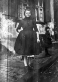 Немцы. Молодая девушка в традиционном костюме Швальма