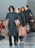 Модели в образах портье демонстрируют сумки из линейки «Louis Vuitton Speedy». Дизайнеры Марк Джейкобс, Стивен Спрауc. Коллекция весна/лето 2001