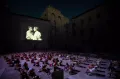 Зрители на просмотре записи спектакля на Авиньонском фестивале. Папский дворец, Авиньон. 2020