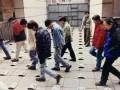 Посетители проходят через инсталляцию «Трансформация», разложенную на улице Пекина. 1997