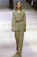 Модель женской одежды. Дизайнер Ив Сен-Лоран. Коллекция весна/лето 2002 (ретроспектива)