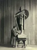 Эйнар Йоунссон работает над памятником Торфинну Карлсефни