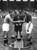 Капитан сборной Венгрии Дьёрдь Шароши (справа) жмёт руку капитану сборной Италии Джузеппе Меацца перед финалом на чемпионате мира по футболу. Стадион «Олимпик», Париж. 1938