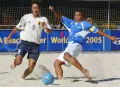 Ромарио (справа) и Масахито Тома на чемпионате мира по пляжному футболу. Пляж Копакабана (Бразилия). 2005