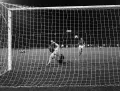 Полузащитник сборной Чехословакии Антонин Паненка забивает пенальти в ворота сборной Германии в матче чемпионата Европы по футболу. Белград. 1976