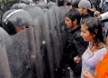 Полиция преграждает путь участникам демонстрации против президента Венесуэлы Николаса Мадуро. Сентябрь 2016