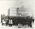 Толпа перед Национальным музеем в Будапеште. Шандор Петёфи зачитывает стихотворение «Национальная песня». 15 марта 1848