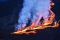 Лавовые потоки при извержении вулкана Мауна-Лоа (остров Гавайи, США)