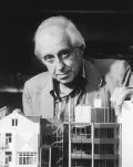 Альдо ван Эйк с макетом здания «Хубертусхёйс». 1970