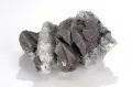 Сдвойникованные кристаллы киновари на щётке мелкокристаллического кварца (провинция Хунань, Китай)