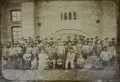 Александр Лавров с семьёй и рабочими своего медно-литейного завода. 1889