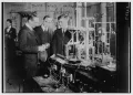 Гуль­ель­мо Маркони, Ирвинг Ленгмюр и Уиллис Уитни в исследовательской лаборатории в Нью-Йорке. 1922
