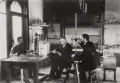 Владимир Лугинин (в центре) в собственной лаборатории в Париже. 1880-е гг.