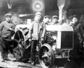Рабочие завода на фоне первого выпущенного трактора «Фордзон-Путиловец». Ленинград. 1924