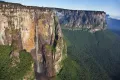 Столовые плато с отвесными склонами (тепуи) в Национальном парке Канайма (Венесуэла)