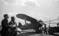 Авиатехники готовят к боевому вылету советский истребитель И-153. Лето 1941