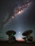 Радиотелескопы ALMA на фоне звёздного неба